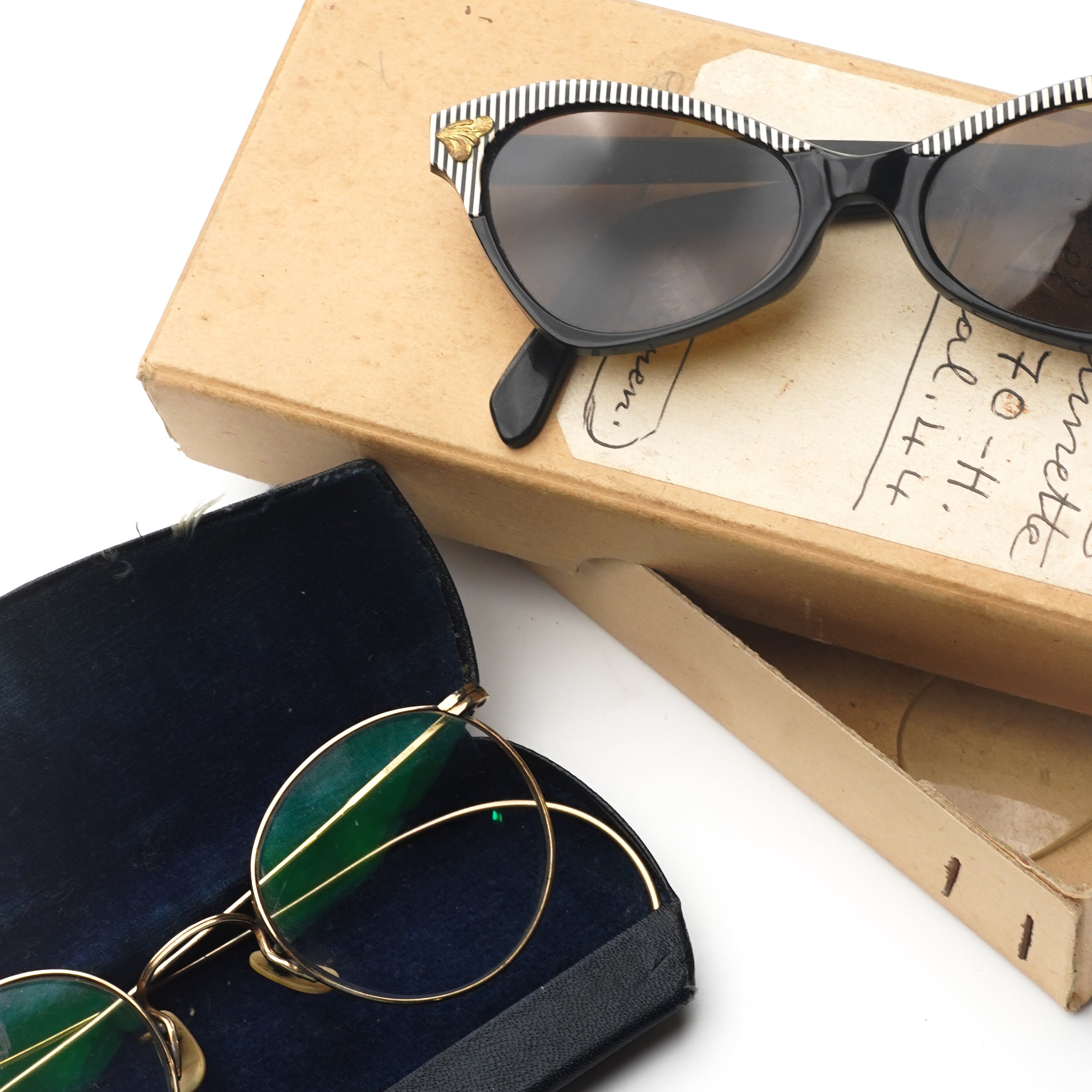EYEGLASSES/SUNGLASSES
